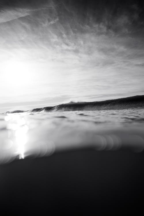 Free Grayscale Photo of Ocean Waves Stock Photo