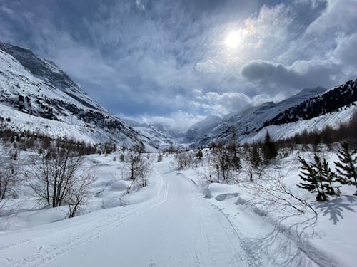 Photos gratuites de campagne, ciel nuageux, couvert de neige