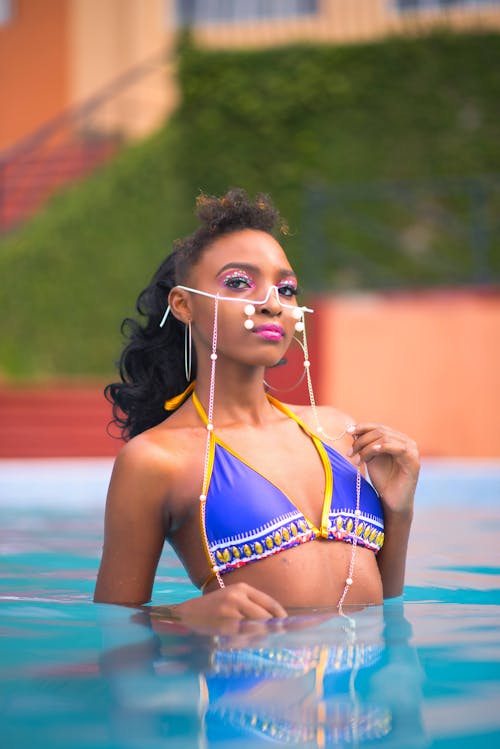Darmowe zdjęcie z galerii z afroamerykanka, basen, bikini