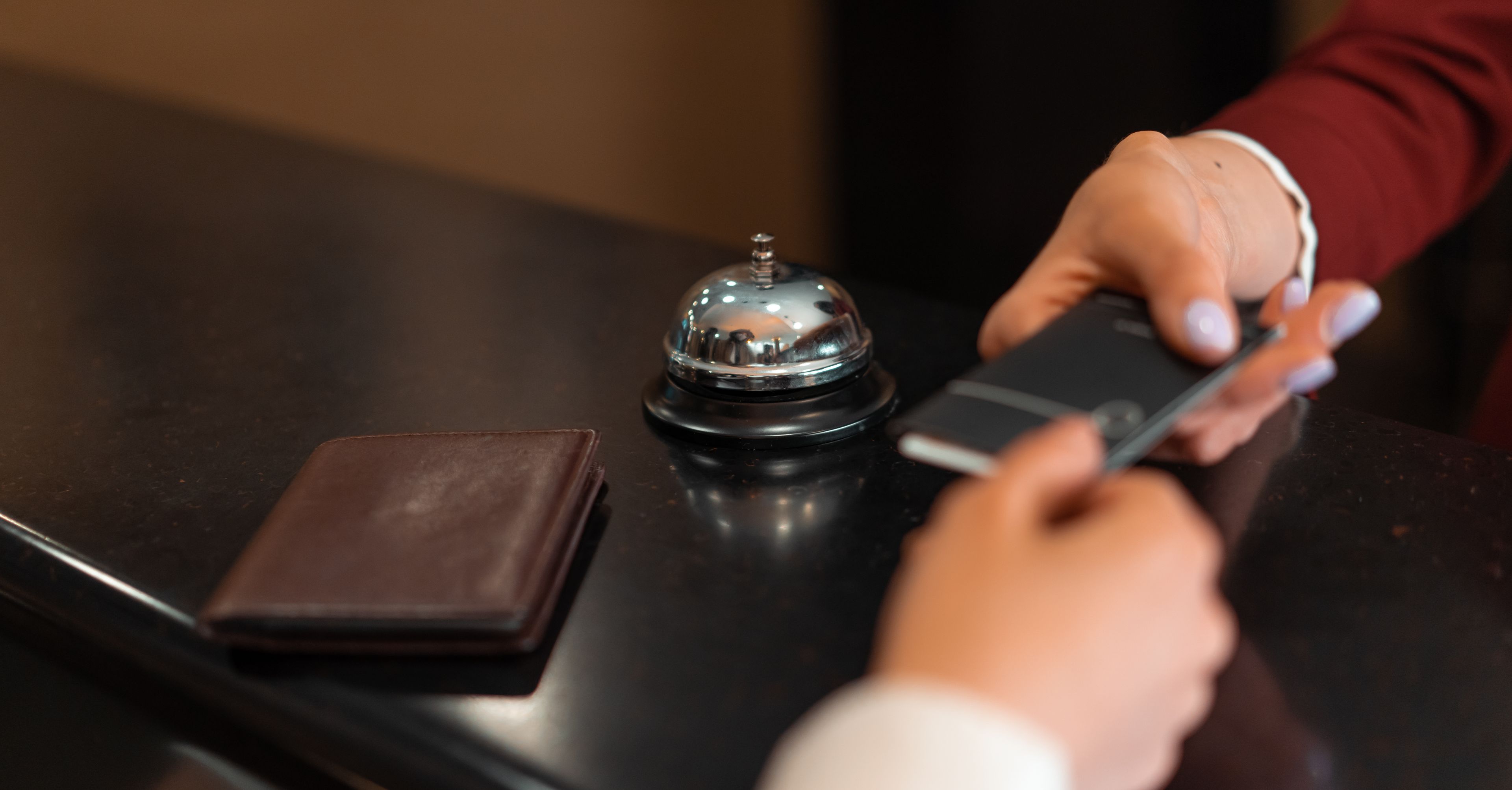Płatność kartą w recepcji hotelu