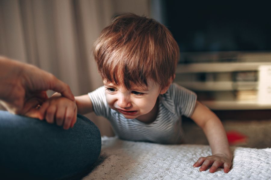 Pai ou mãe acolhendo criança abalada em casa