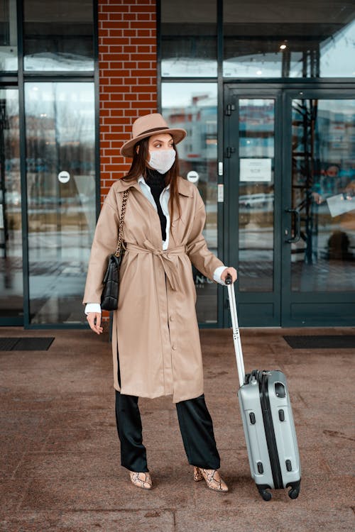 Immagine gratuita di bagagli, donna, in piedi