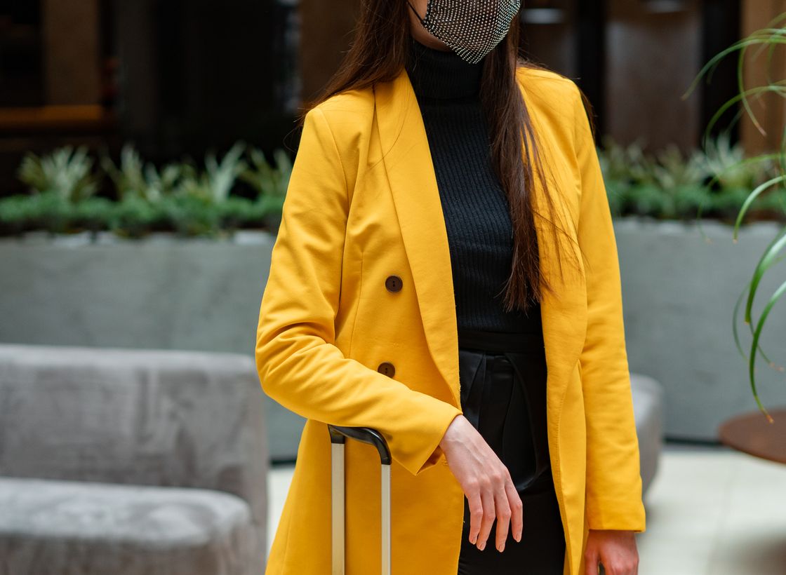 Summer texture, linen layers, and clean accessories