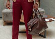 Leather holdall carried by hand, photo by Mikhail Nilov on Pexels