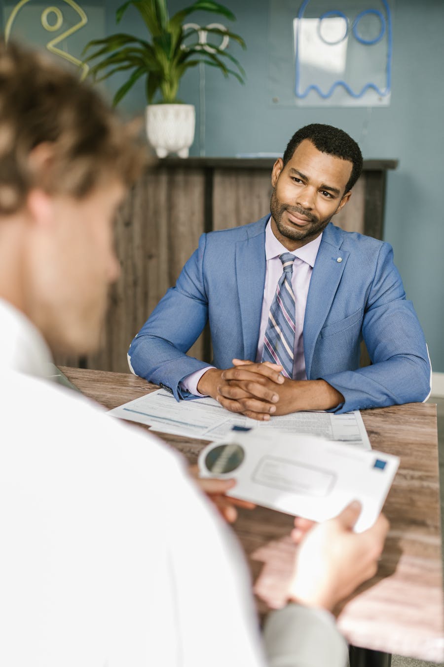 Profissionais em conversa corporativa com traje social