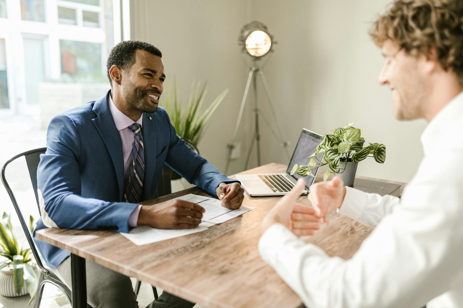 un client et un salarié discuter au bureau