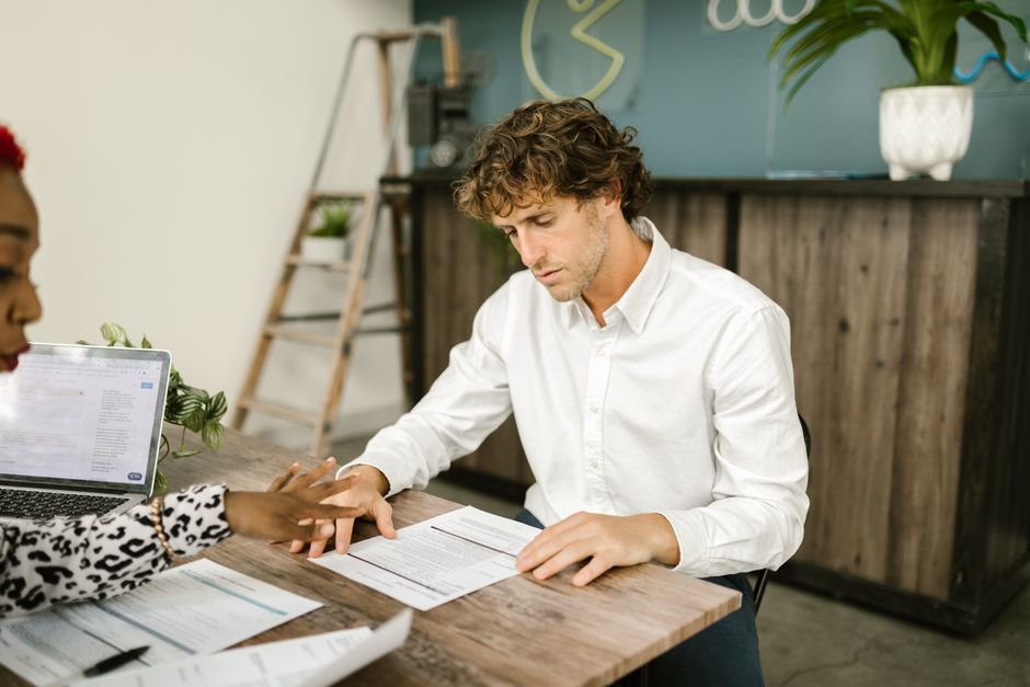 broker consulting with a small business owner - small business health insurance broker washington state broker consulting with a small business owner - small business health insurance broker washington state