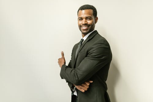 Homem confiante de fato elegante