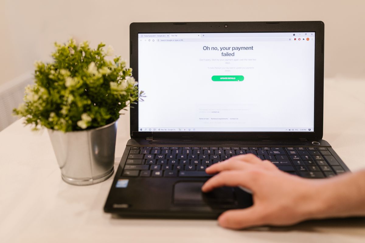 Masaüstü bilgisayar ekranında bekleyen bir ödeme işlemi bildirimi