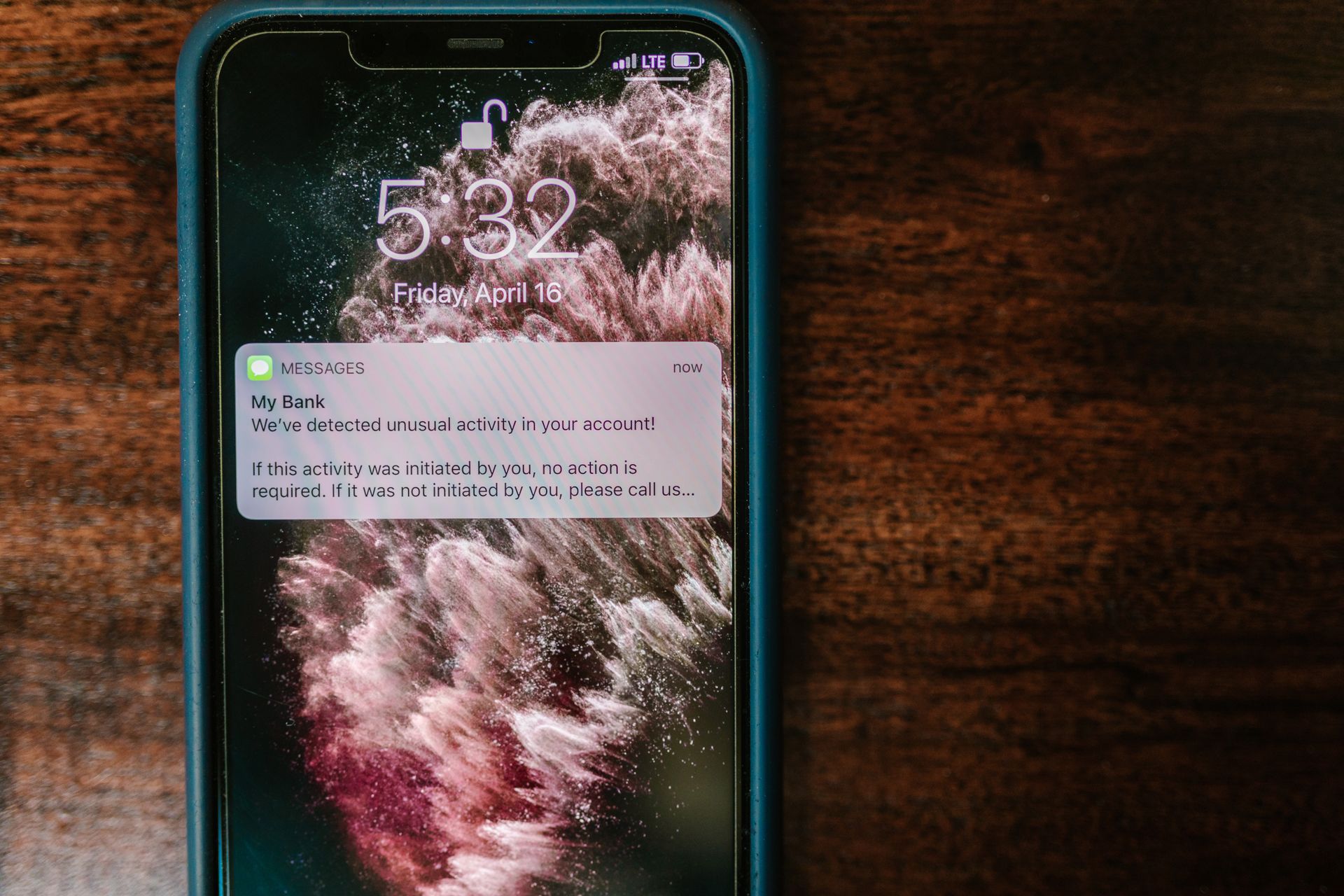 Un icono de advertencia de seguridad en la pantalla de bloqueo de un smartphone