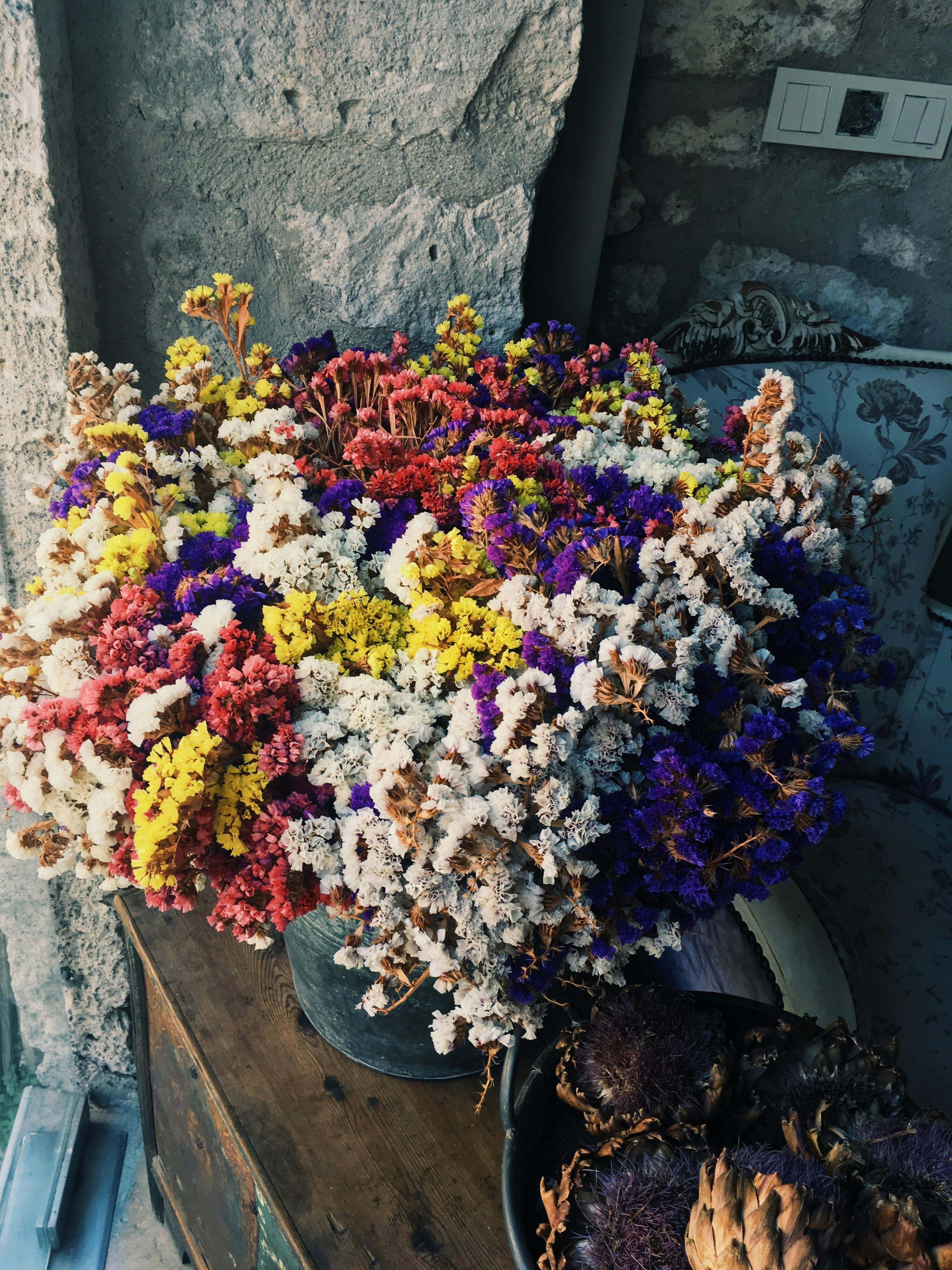 [ColoSach]-colorful-dried-flower-arrangement-on-a-rustic-table-in-çeşme,-turkey.