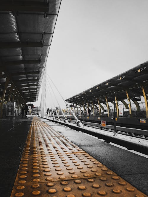 Бесплатное стоковое фото с вертикальный выстрел, железнодорожная станция, общественный транспорт