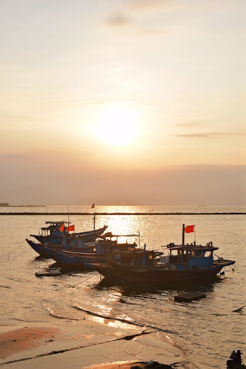 Free Boats on the Beach during Sunset Stock Photo