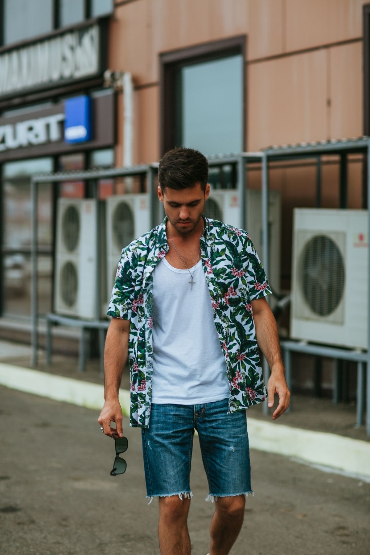Outfit streetwear casual mùa hè với áo thun và quần rộng