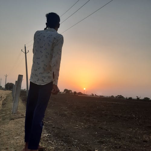 Fotobanka s bezplatnými fotkami na tému chlapec, indický chlapec, krásny západ slnka