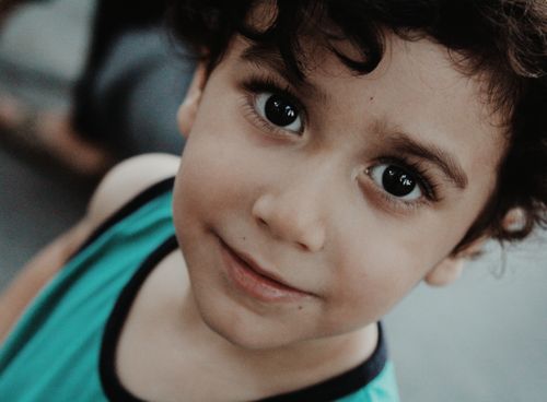 Free Adorable close-up of a smiling young boy with captivating eyes. Stock Photo