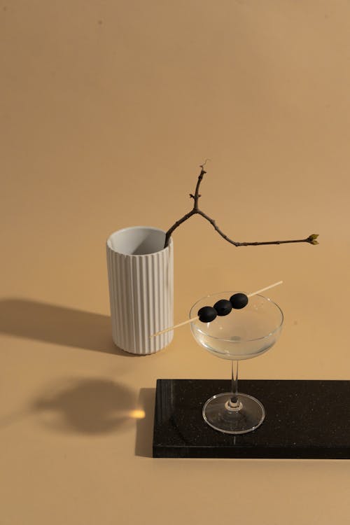 Gratis arkivbilde med beige bakgrunn, cocktailglass, innendørs