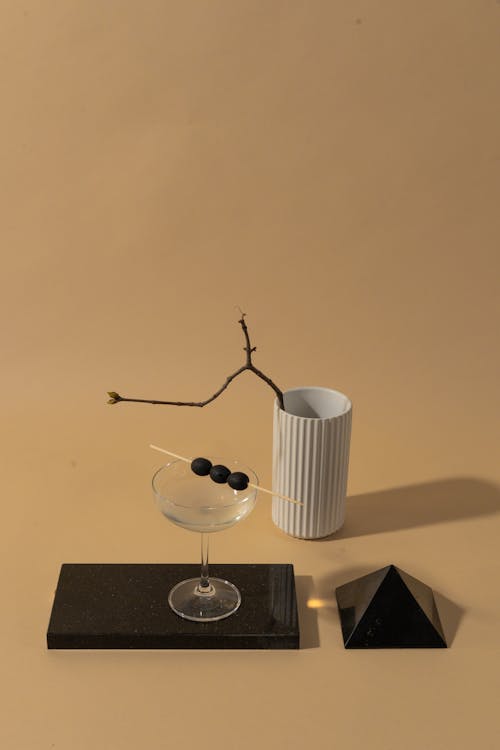 Gratis arkivbilde med beige bakgrunn, cocktailglass, geometriske figurer