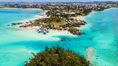 Free A stunning aerial shot capturing Bermuda's coastline with vibrant turquoise waters and charming houses. Stock Photo