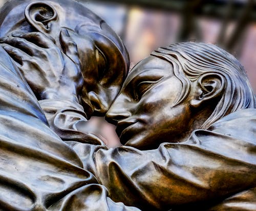 Foto d'estoc gratuïta de besar, bronze, estàtua
