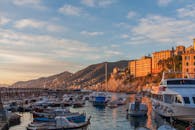 意大利卡米格利港的利古里亚景色迷人，船只与日落色调充满活力