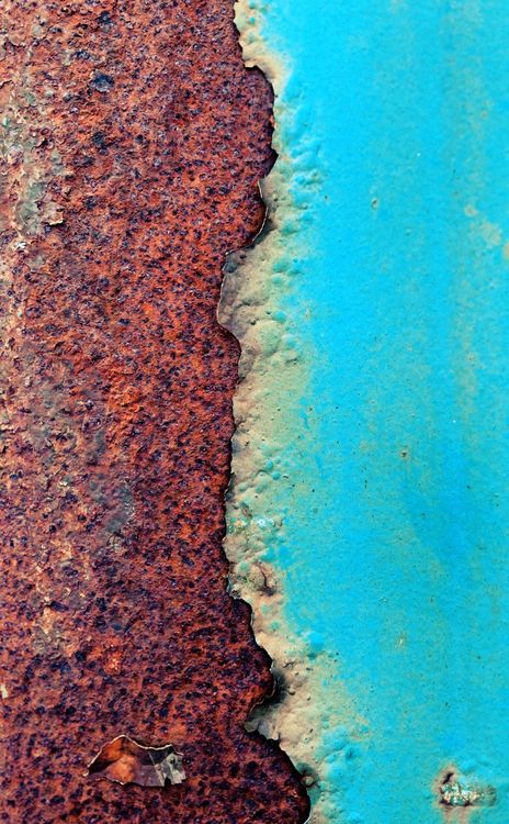 Close-Up Shot of a Rusty Wall · Free Stock Photo