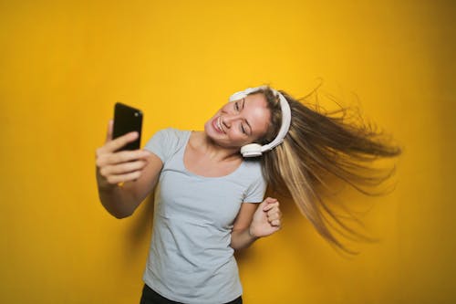 Fotografia Di Una Donna Che Ascolta La Musica