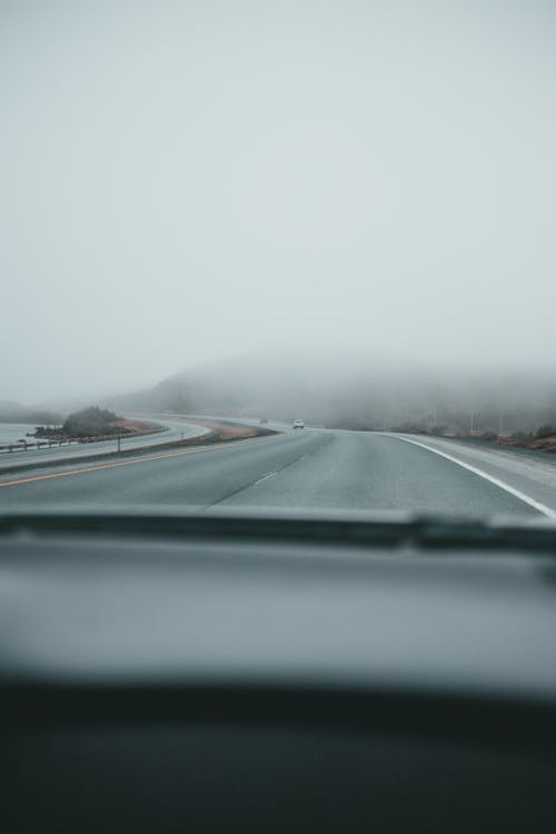 Foto d'estoc gratuïta de amb boira, boira, carretera