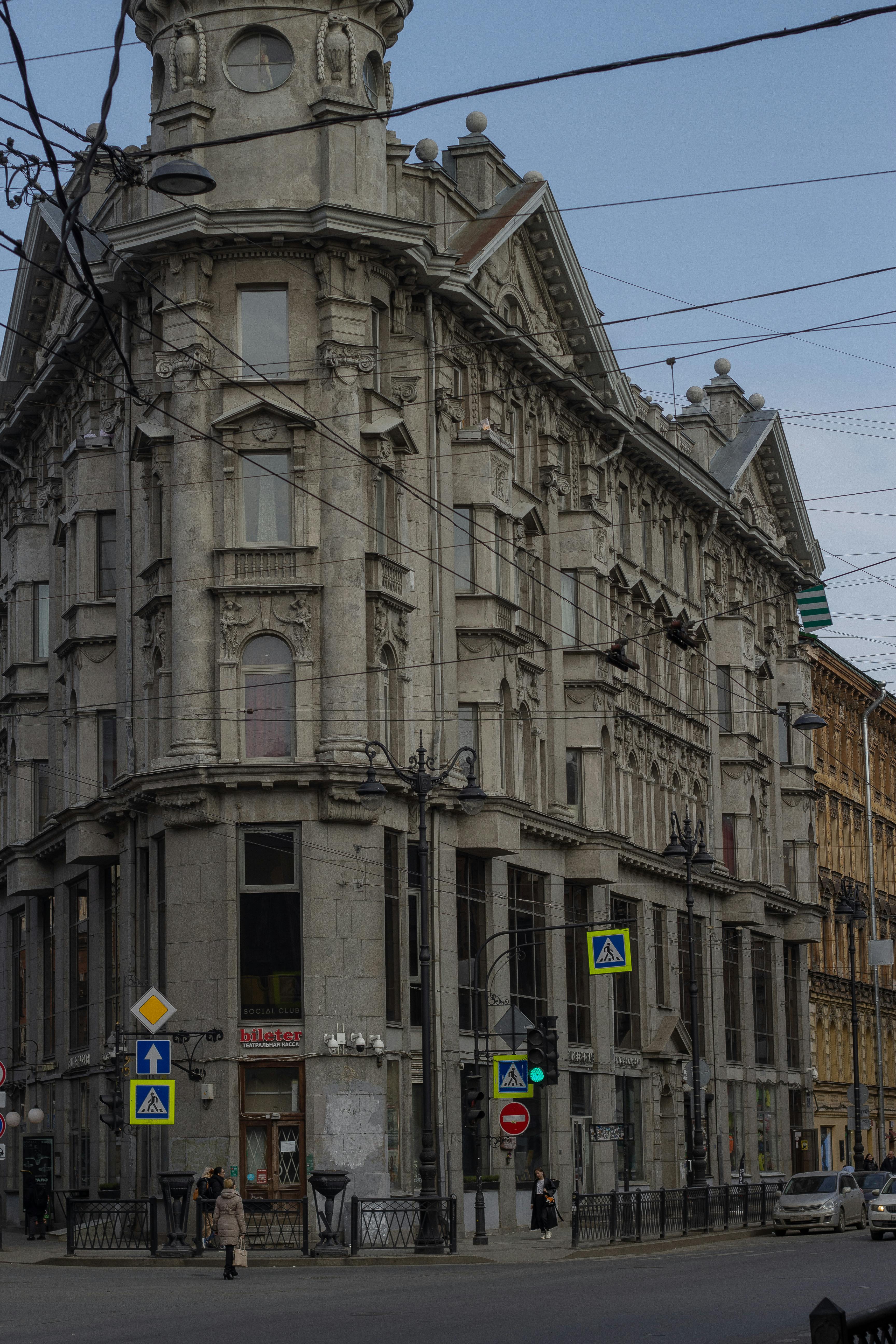 Free Classic European architecture on a street corner, showcasing an old building facade. Stock Photo