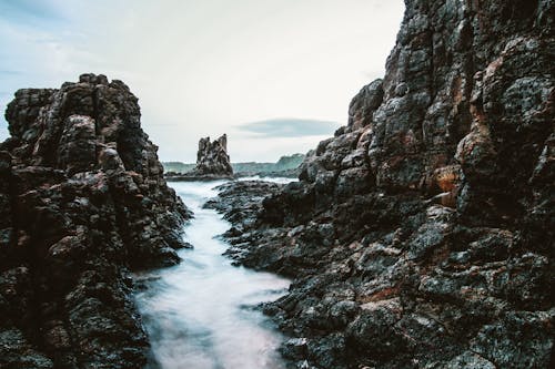 Massiccia Formazione Rocciosa Nel Mezzo Dell'oceano