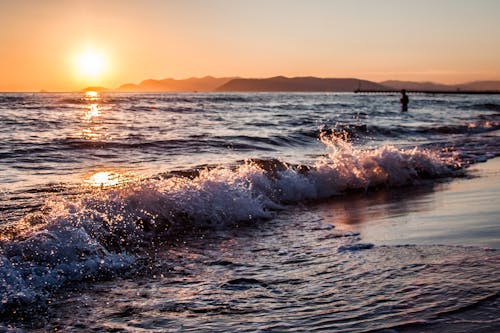 Pessoa Na Praia Durante A Golden Hour