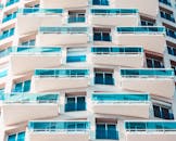 现代建筑的特写展现了独特的玻璃阳台和几何设计