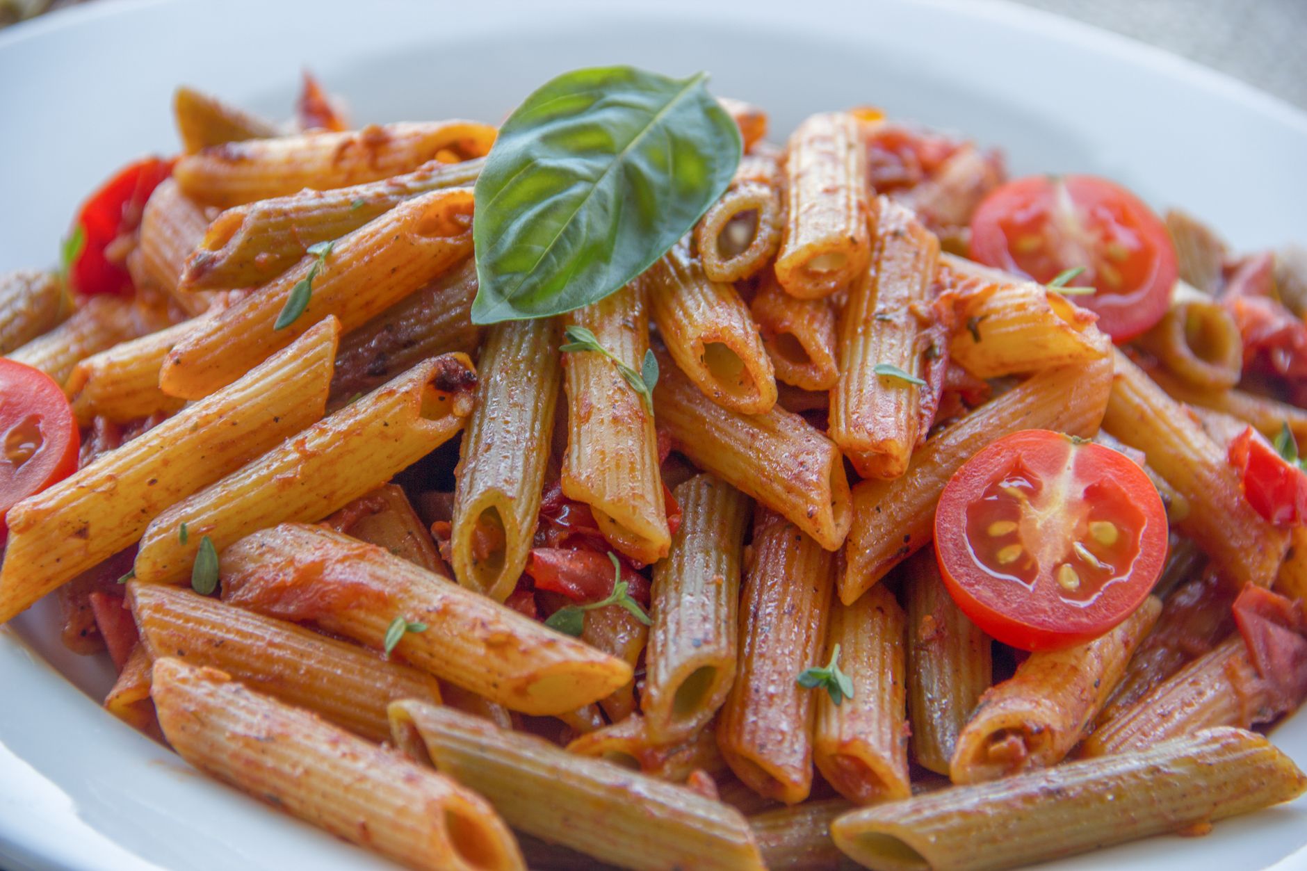 Pasta deliciosa Plato de pasta recién hecho con salsa