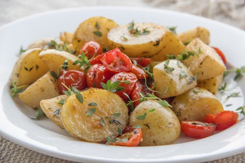 Gratis stockfoto met aardappelen, bord, cherrytomaatjes