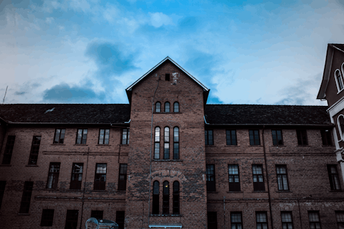 Edificio De Hormigón Marrón