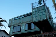 位于巴西维拉贝彭迪的现代航运集装箱住宅展现了创意建筑