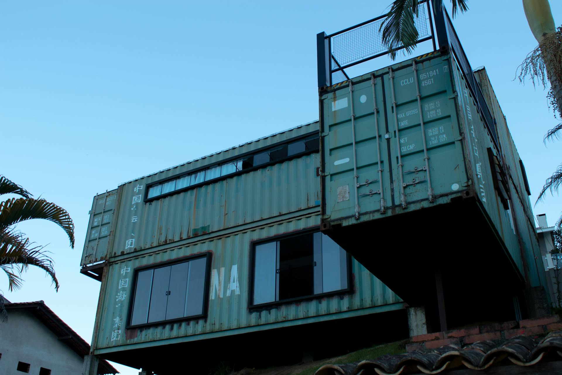 Modern shipping container home in Vila Baependi, Brazil, showcasing creative architecture.