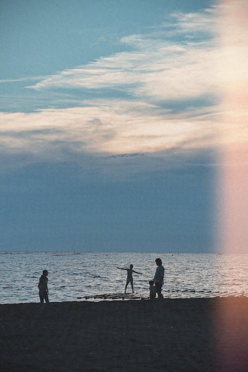 бесплатная Бесплатное стоковое фото с берег, вертикальный выстрел, голубое небо Стоковое фото