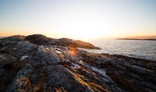 日落时分，宁静的海岸、岩石悬崖与平静的大海，是旅行灵感的理想选择