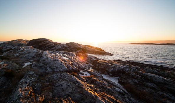 日落时分，宁静的海岸、岩石悬崖与平静的大海，是旅行灵感的理想选择