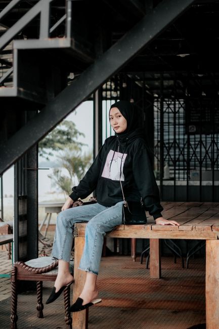 Quần jeans sáng màu với áo nỉ đen in hình, outfit chill cho cuối tuần 😌
#hômnaymặcgì #black #hoodie #jeans