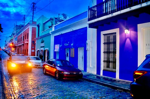 luces del coche de policía en la calle de la ciudad de noche