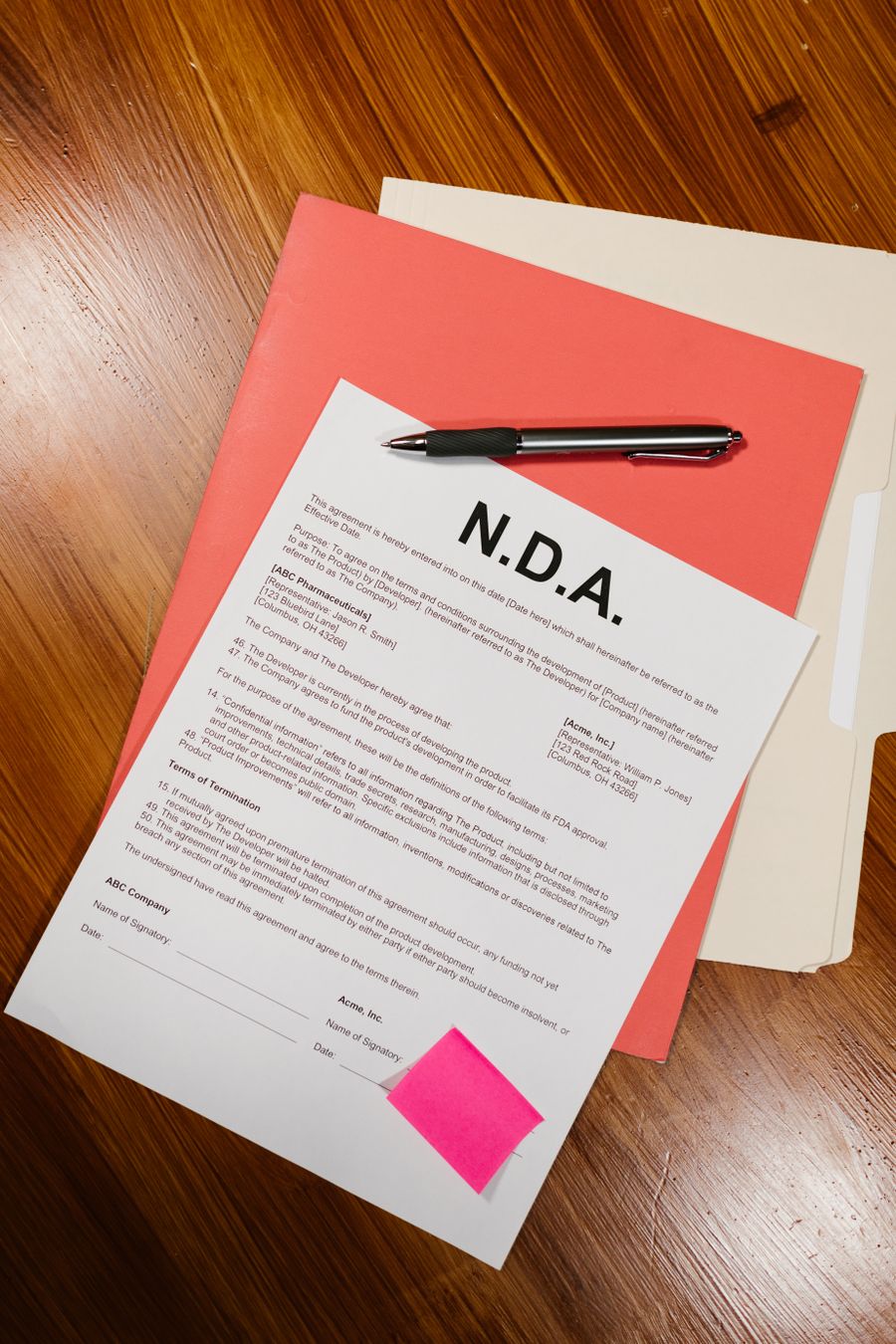 Documento de confidencialidad firmado sobre un escritorio