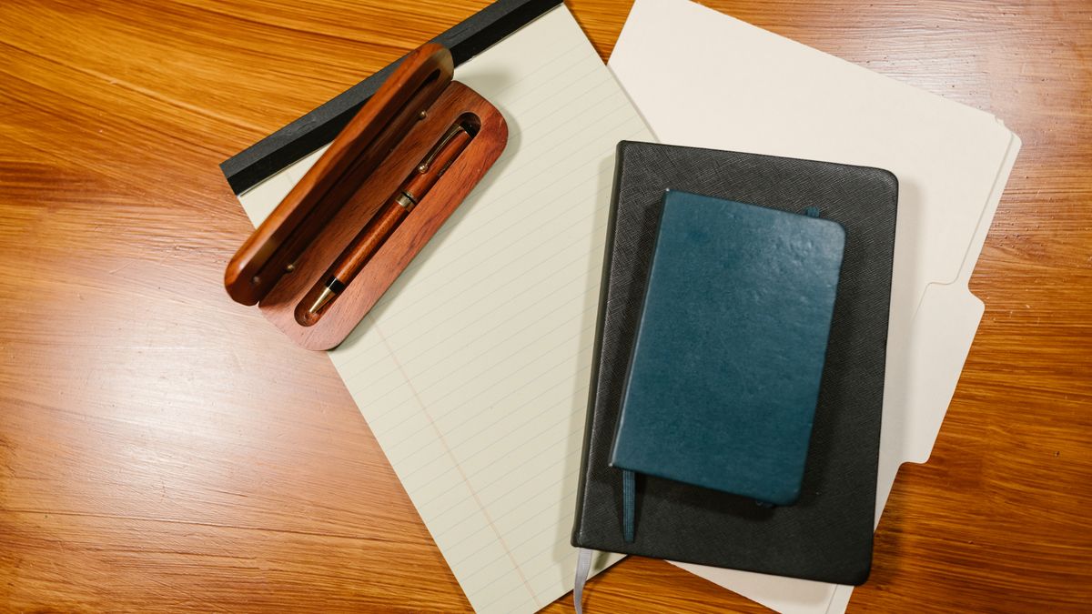Documents et stylo sur un bureau