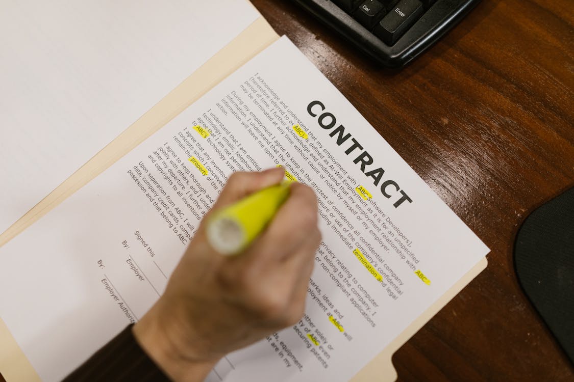 Free Close-Up Shot of a Person Holding a Contract Stock Photo