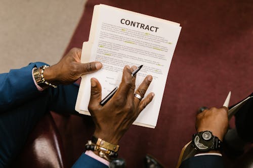 Free Close-Up Shot of a Person Holding a Contract Stock Photo