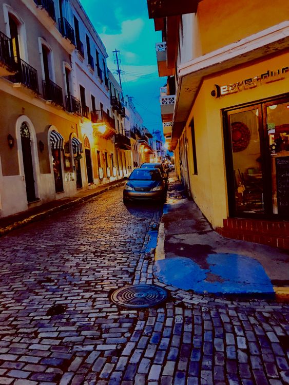 Free Black Car Beside Building Stock Photo