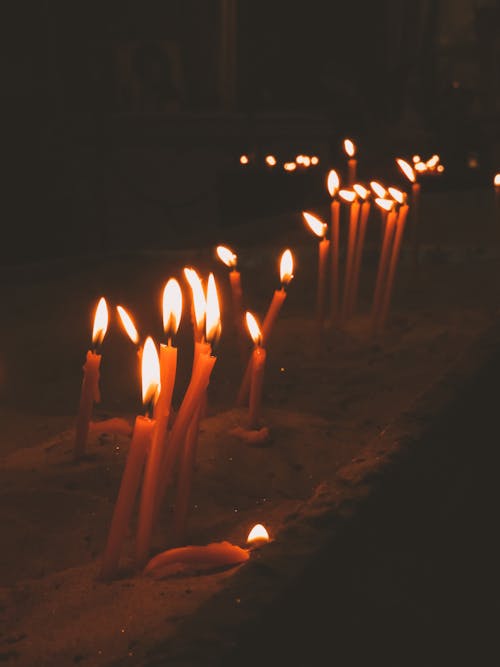 Бесплатное стоковое фото с вертикальный выстрел, горение, зажженные свечи