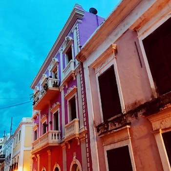 在波多黎各旧圣胡安的黄昏中，充满活力的殖民地建筑显得格外迷人