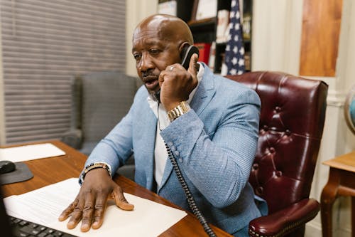 Kostenloses Stock Foto zu afroamerikanischer mann, anwalt, büro